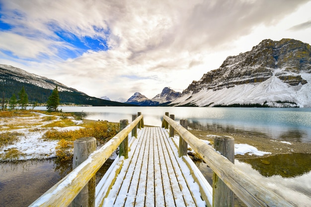 Lago bow, montañas rocosas, banff, alberta, canadá