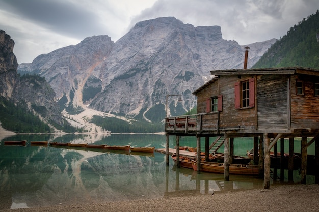 Lago Braies en las montañas Dolomitas en Italia