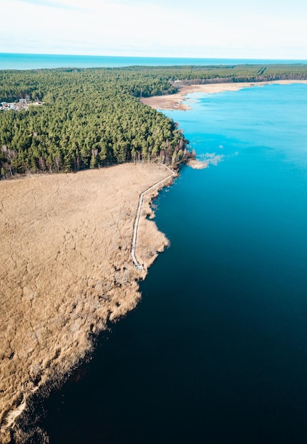 Lago Busnieku cubierto en Ventspils Letonia y vista de la ruta de senderismo desde el lugar del dron para el texto