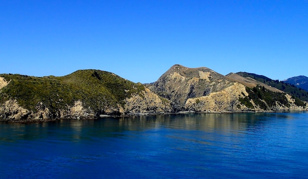 Lago calmo contra a paisagem rochosa