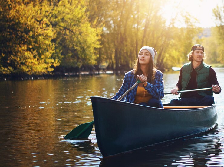 Foto lago canoa e casal com a natureza água e felicidade com o amor férias e ligação juntos canadá rio ou homem com mulher ambiente ou férias com fim de semana pausa relacionamento ou paz