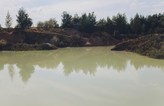 Lago de cantera de amianto a cielo abierto con agua azul