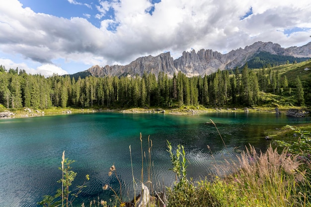 Lago Carezza en un día soleado con algunas nubes