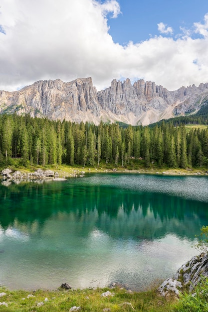 Foto lago carezza en un día soleado con algunas nubes