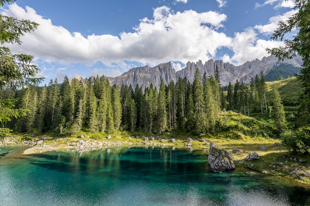 Foto lago carezza em um dia ensolarado com algumas nuvens