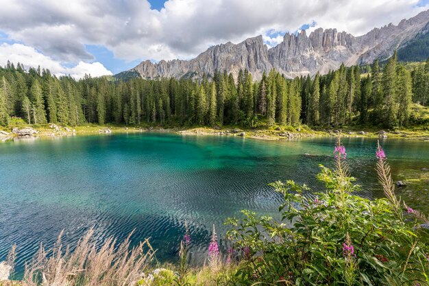 Foto lago carezza em um dia ensolarado com algumas nuvens