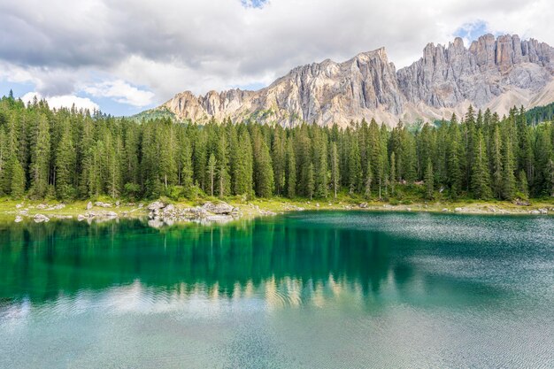 Foto lago carezza em um dia ensolarado com algumas nuvens