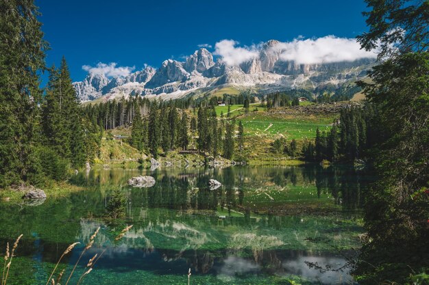 Lago Carezza Lago di Carezza Karersee com Monte Latemar Bolzano província Tirol do Sul Itália