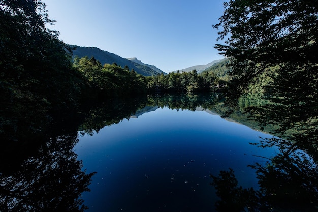 Lago cárstico profundo ChirikKel em KabardinoBalkaria Rússia