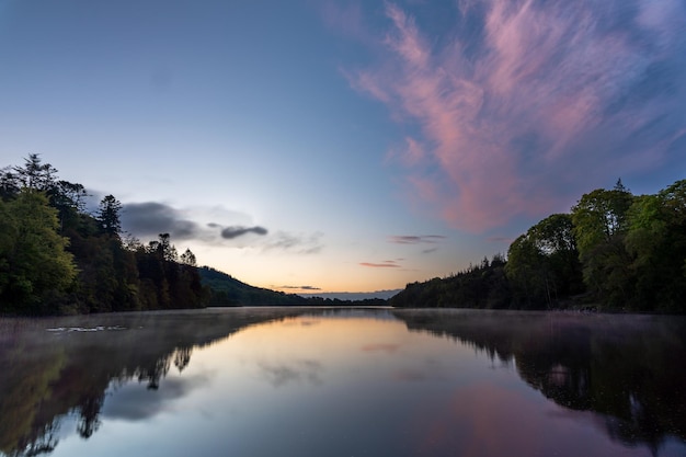 El lago Castlewellan con el reflejo al atardecer, Irlanda del Norte