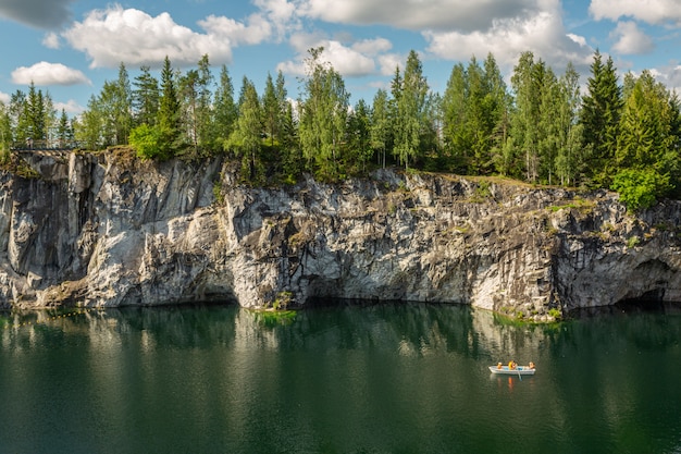 Lago cênico em Ruskeala Mountain Park, Karelia.