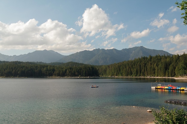 Lago cerca de Zugspitz en Baviera