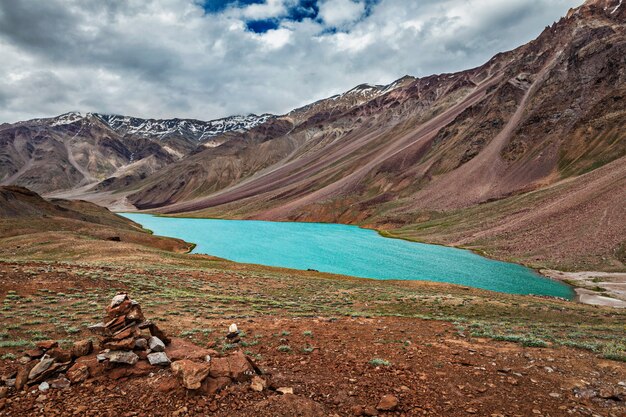 Lago Chandra Tal en Himalaya