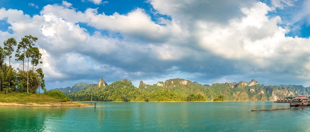 Lago cheow lan, parque nacional khao sok na tailândia