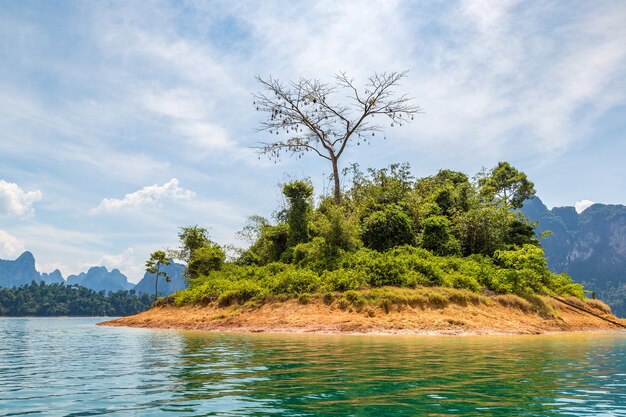 Lago Cheow Lan, Parque Nacional Khao Sok en Tailandia