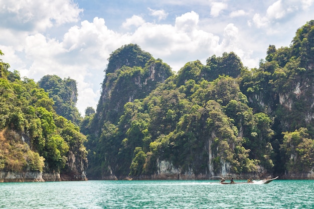 Lago Cheow Lan en Tailandia