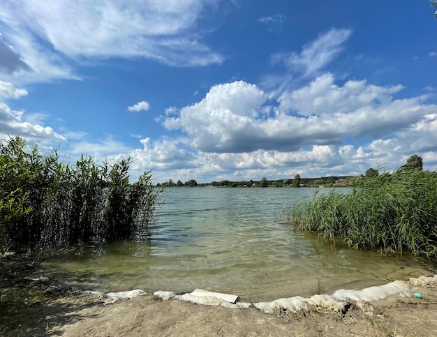 Lago y cielo azul de verano.