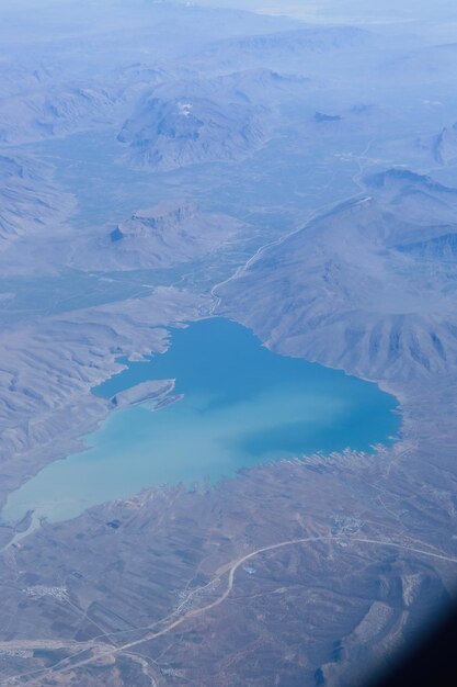 Foto un lago desde el cielo