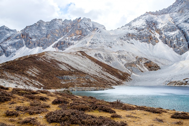 Lago de cinco colores en el parque nacional de Doacheng Yading, Sichuan, China. Last Shangri-la