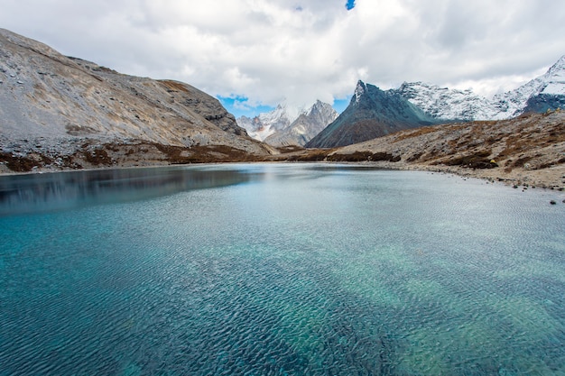 Lago cinco cores no parque nacional de Doacheng Yading, Sichuan, China. Última Shangri-la