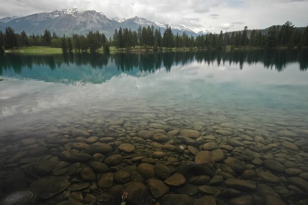 lago claro e cordilheira de neve