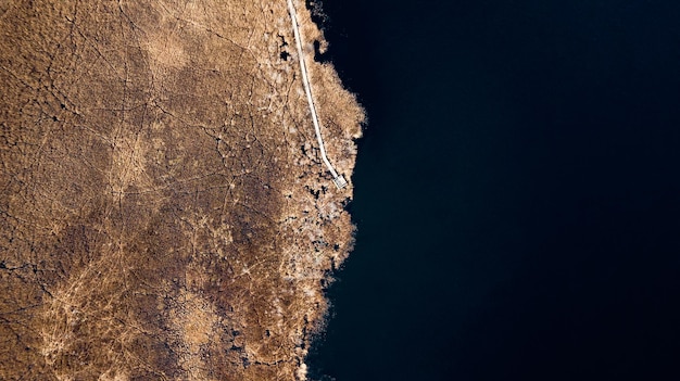 Lago coberto de vegetação e vista de trilha de caminhada do drone Lugar para texto