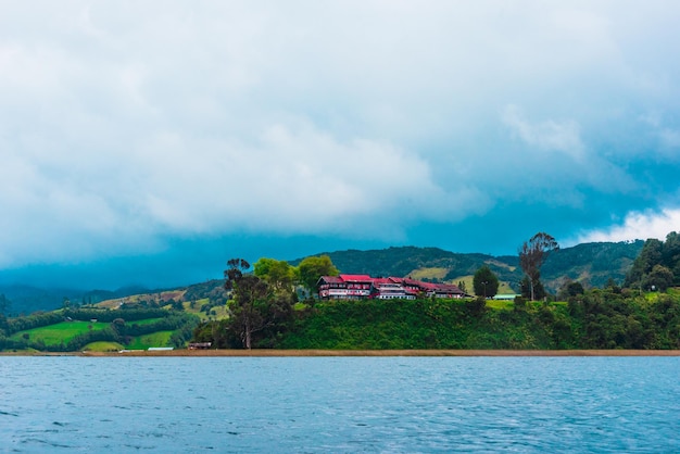 Lago Cocha y montañas en Nario, Colombia