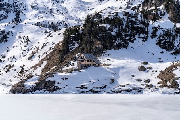 Lago de Colomers y refugio en el Parque Nacional de Aiguestortes y el lago de Sant Maurici.