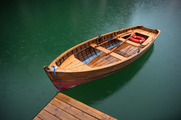 Lago com barcos de montanha