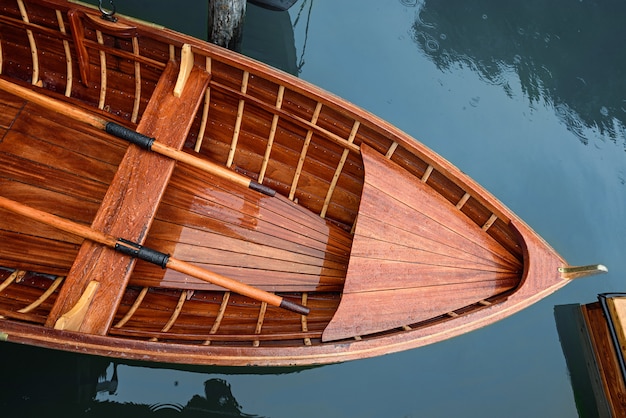 Foto lago com barcos de montanha