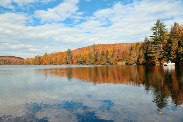 Foto lago com folhagem de outono e montanhas com reflexo em new england stowe