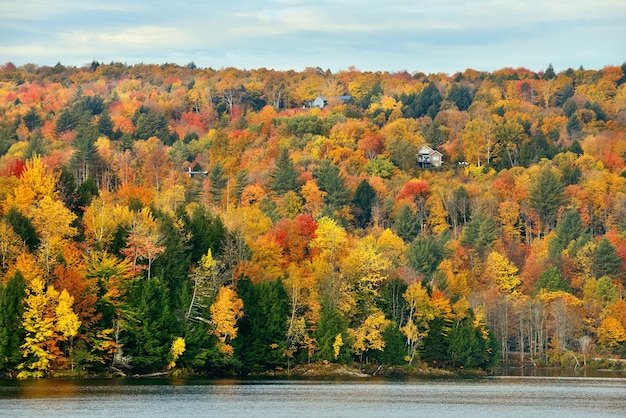 Lago com folhagem de outono e montanhas em New England Stowe