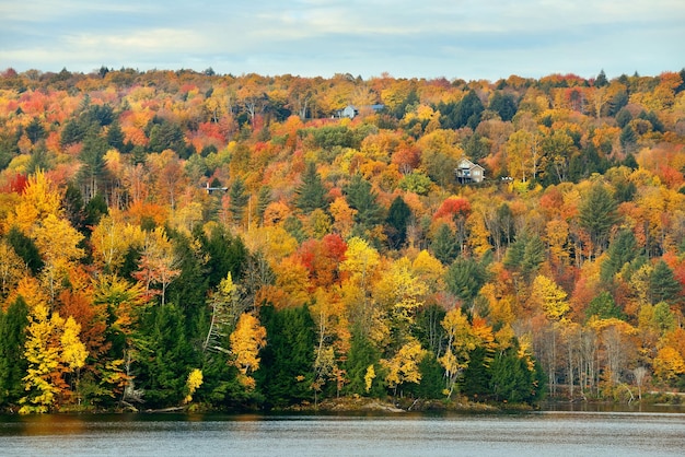 Lago com folhagem de outono e montanhas em new england stowe