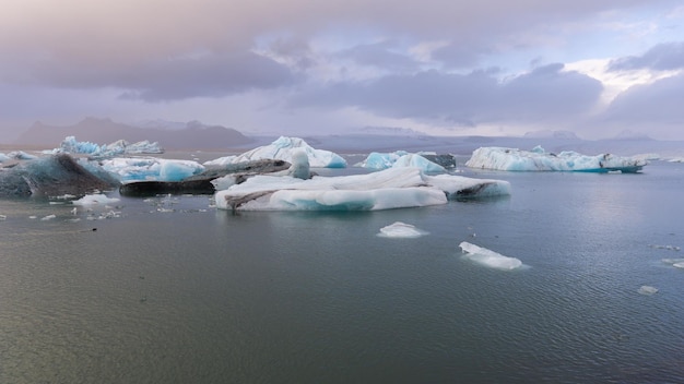Lago com icebergs