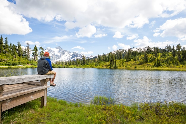 Lago com imagens cênicas e reflexo do monte Shuksan em Washington, EUA