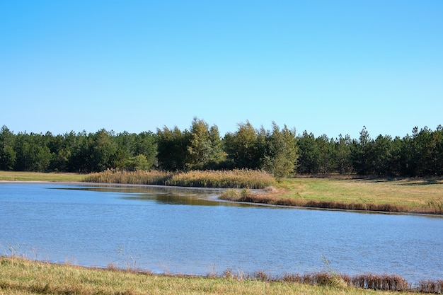 Lago com iodo e minerais no meio da estepe selvagem