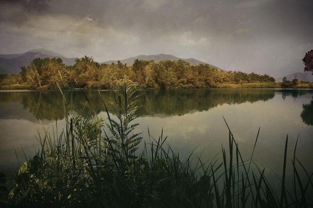 Lago com montanha no fundo