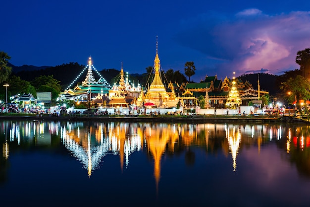 Lago com os templos wat chong klang e wat chong kham ao pôr do sol, mae hong son, tailândia