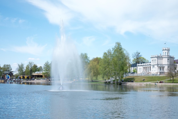 Lago com uma fonte no parque da cidade.