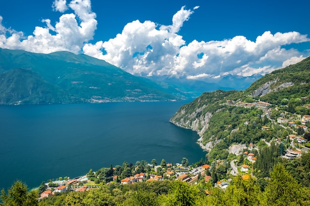 Lago de Como y la ciudad de Varenna, Italia