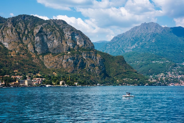 Lago de Como en Italia Paisaje natural con montañas y lago azul