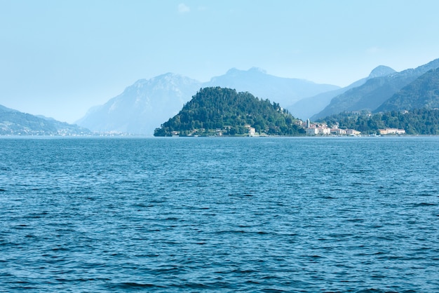 Lago de Como (Italia) vista de la costa de verano desde el barco