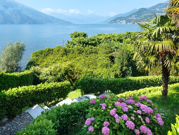 Lago de Como (Italia) vista de la costa de verano desde la orilla