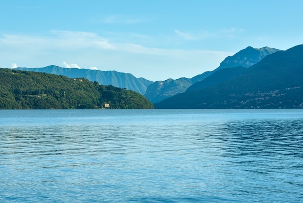 Foto lago de como (italia) vista de noche nublado de verano