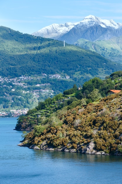 Lago de Como (Italia) vista de verano desde la orilla