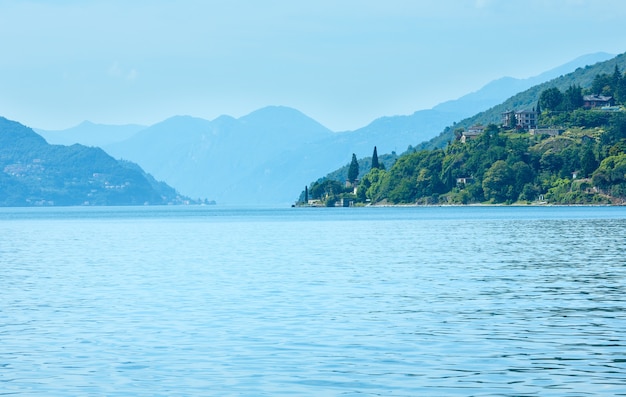 Lago de Como (Italia) vista de verano desde el tablero del barco