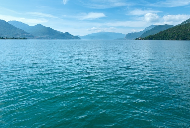 Lago de Como (Italia) vista de verano desde el tablero del barco