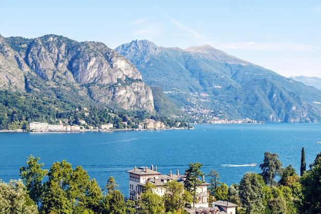 Foto lago de como con montañas