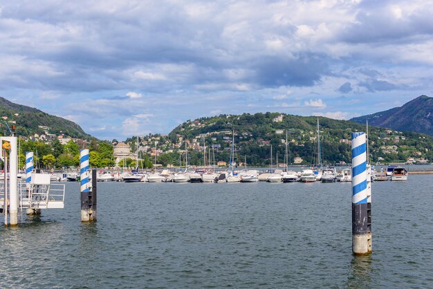 Lago Como entre las montañas