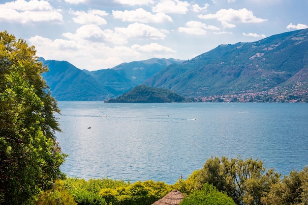 Lago Como na Itália Paisagem natural com árvores e montanhas à beira do lago